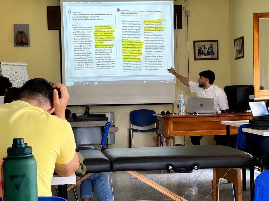 Luca Scala durante una lezione universitaria di fisioterapia