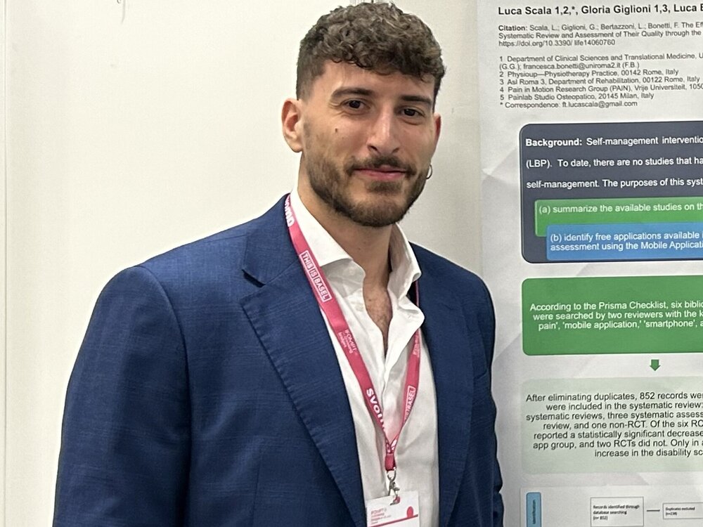 Luca Scala presenta un poster di ricerca scientifica a un congresso