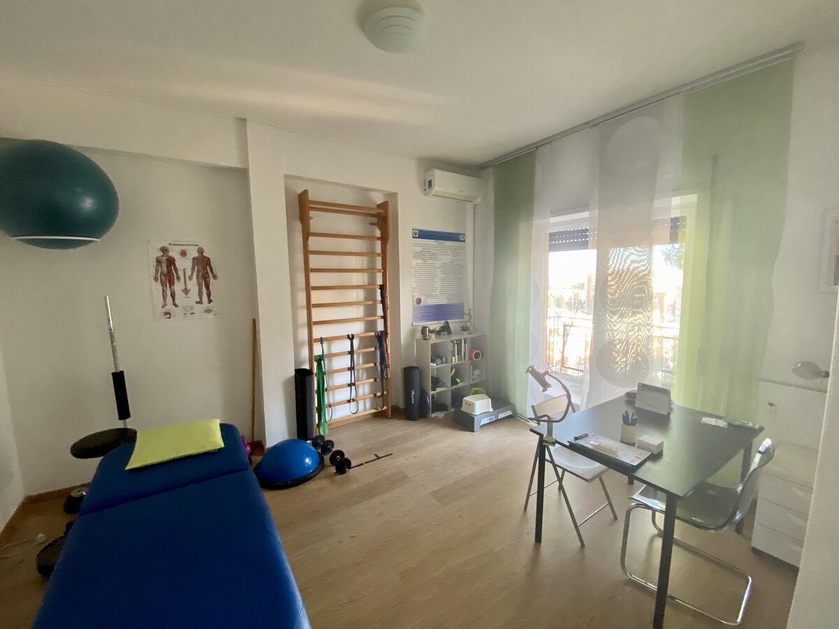 Sala dello studio di fisioterapia con attrezzatura per la riabilitazione