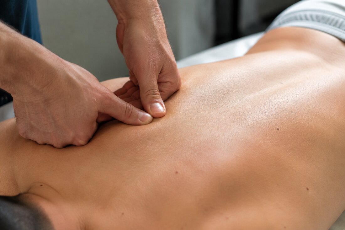 Trattamento di terapia manuale sulla zona lombare